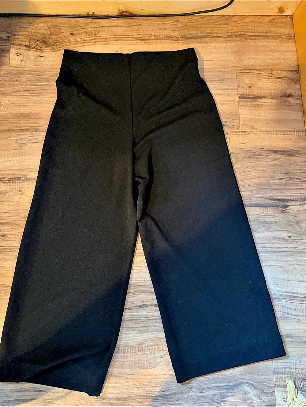 H&Medium Wide Leg Pants in Black Medium